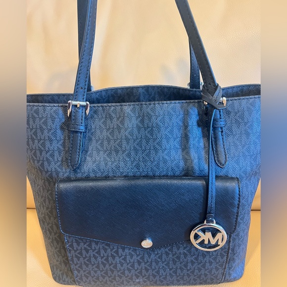 Michael Kors Handbags - MICHAEL MICHAEL KORS
Jet Set Medium Logo Pocket Tote Bag